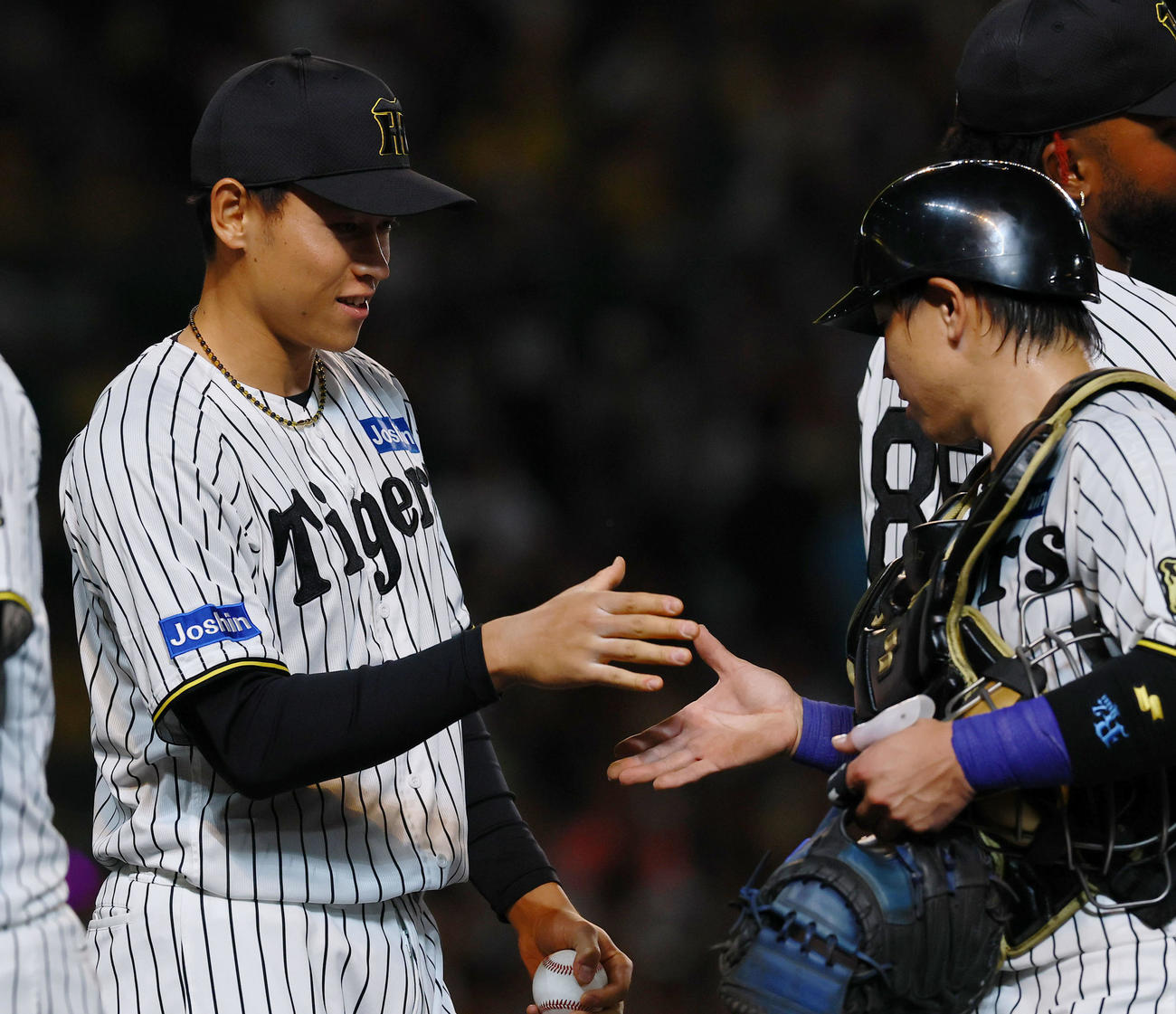 阪神対DeNA 2勝目を飾り、梅野と握手を交わす阪神早川（撮影・藤尾明華）