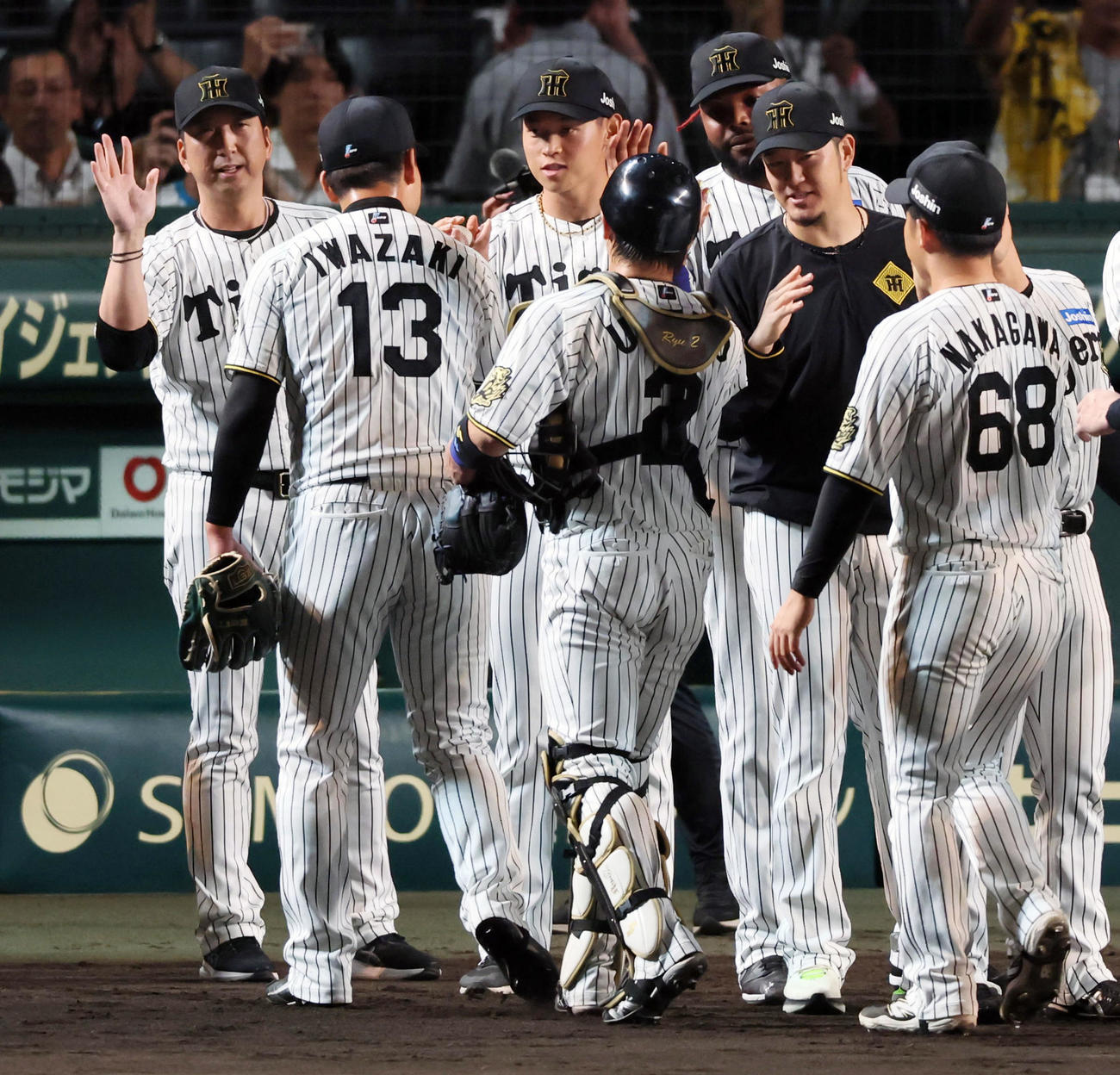 阪神対DeNA DeNAに勝利し早川は岩崎（左）からウイングボールを手渡される（撮影・加藤哉）