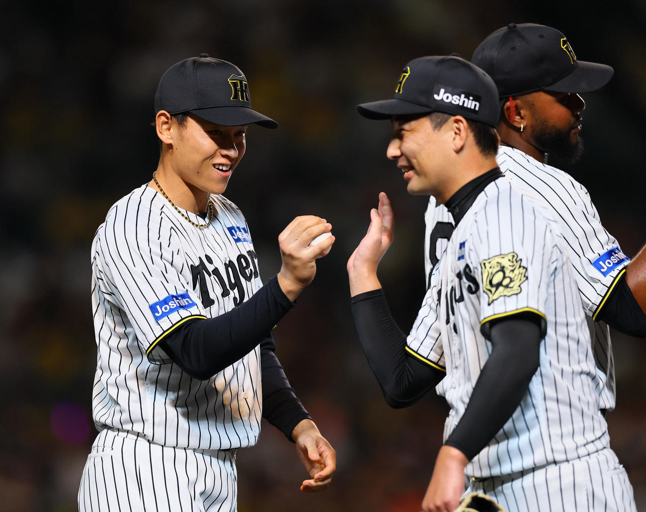 阪神対DeNA 2勝目を飾り、岩崎からウイニングボールを受け取る阪神早川（撮影・藤尾明華）