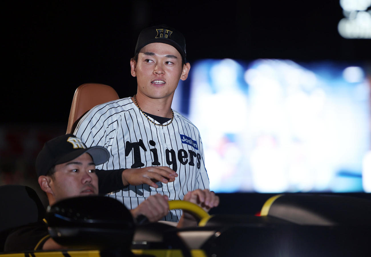 阪神対DeNA DeNAに勝利し、ファンの声援に応える阪神早川（撮影・前田充）
