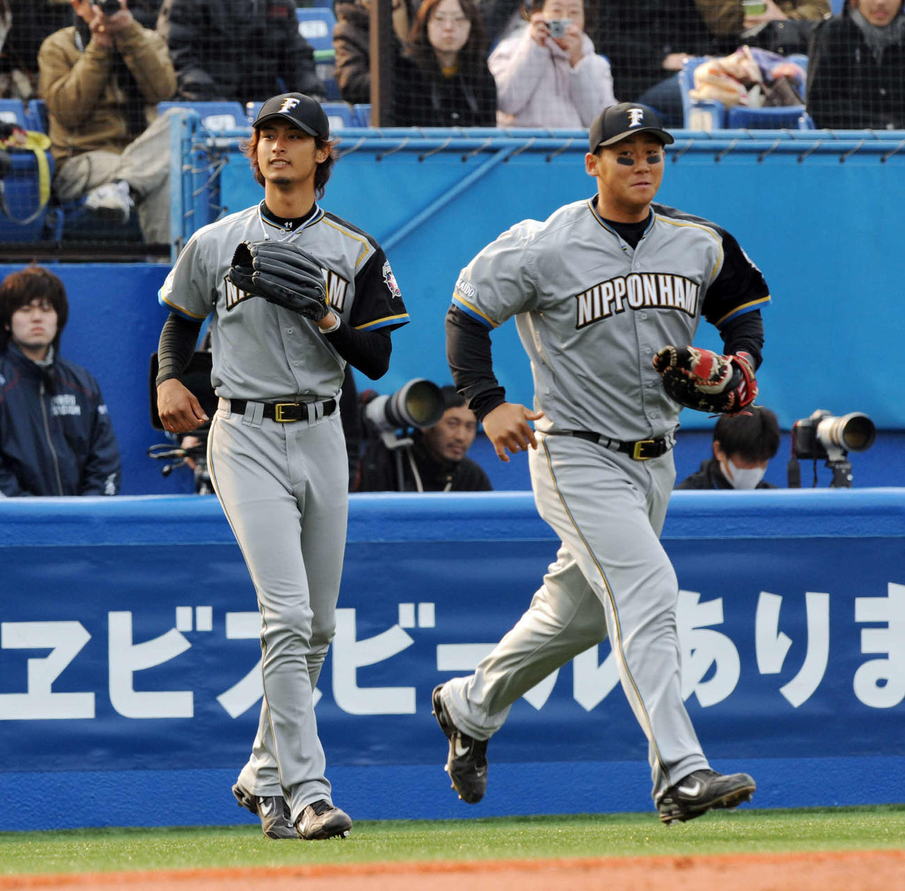08年３月のオープン戦で6回にダルビッシュ有と一緒にグラウンドに飛び出す中田翔(右)