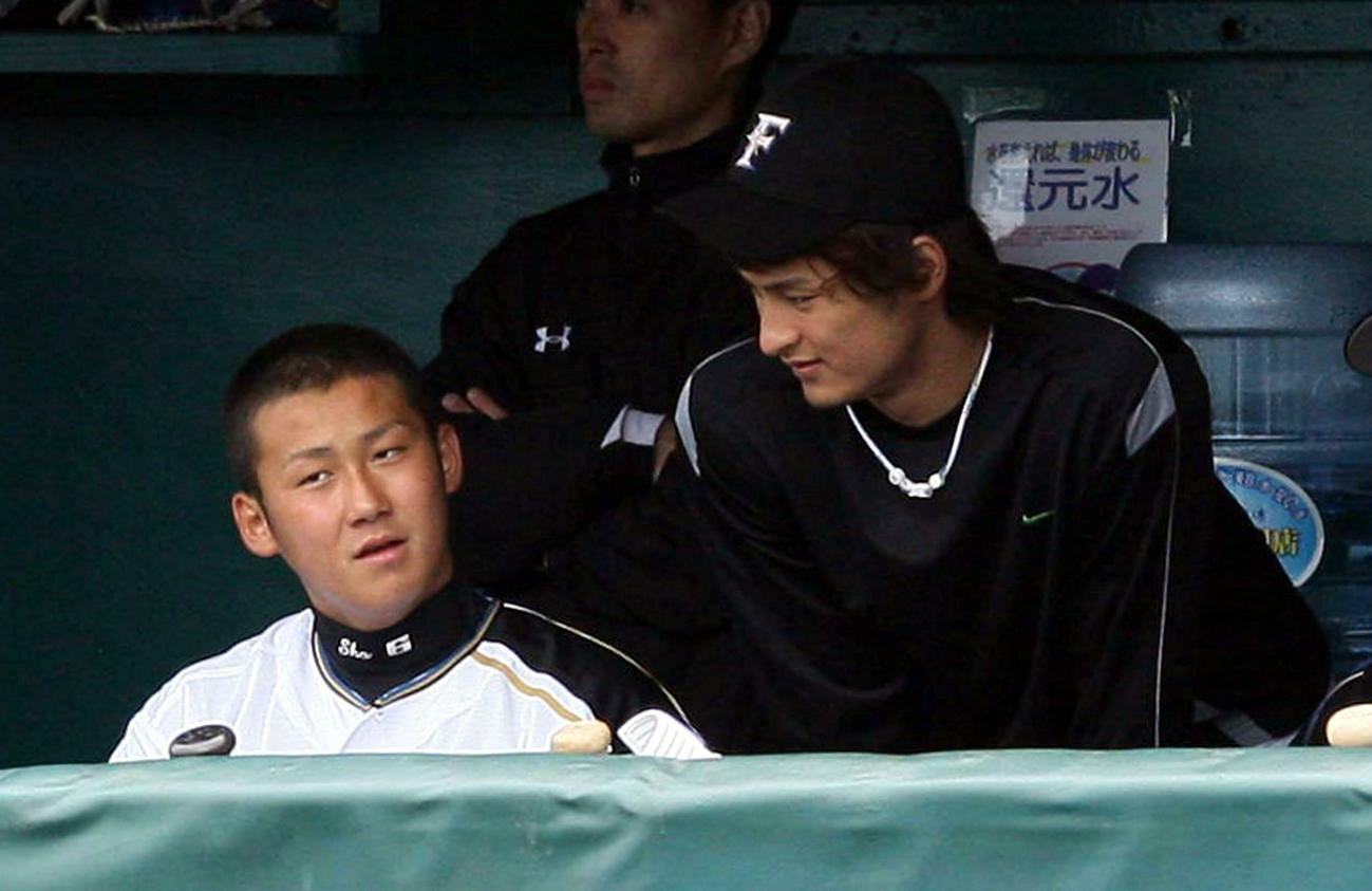 08年２月の春季キャンプで語り合う日本ハム・中田翔（左）とダルビッシュ有