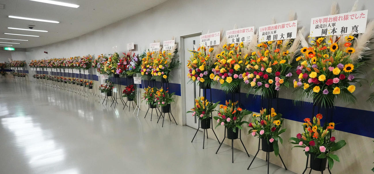 中日対ヤクルト　引退する中田へ届いた多くの花束（撮影・森本幸一）