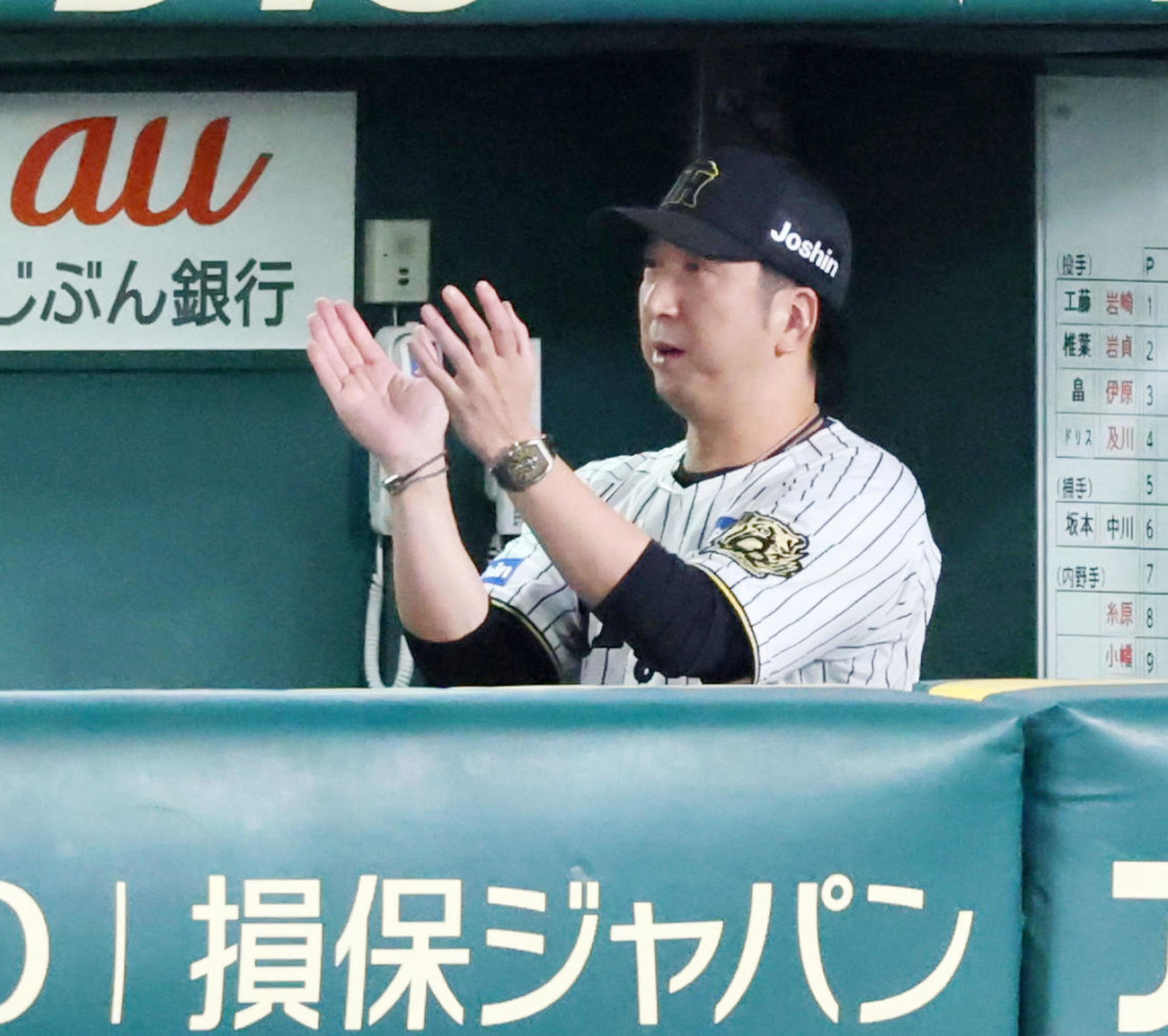 阪神対DeNA 6回裏阪神2死三塁、藤川監督は代打ヘルナンデスの右前適時打にベンチで拍手を送る（撮影・加藤哉）