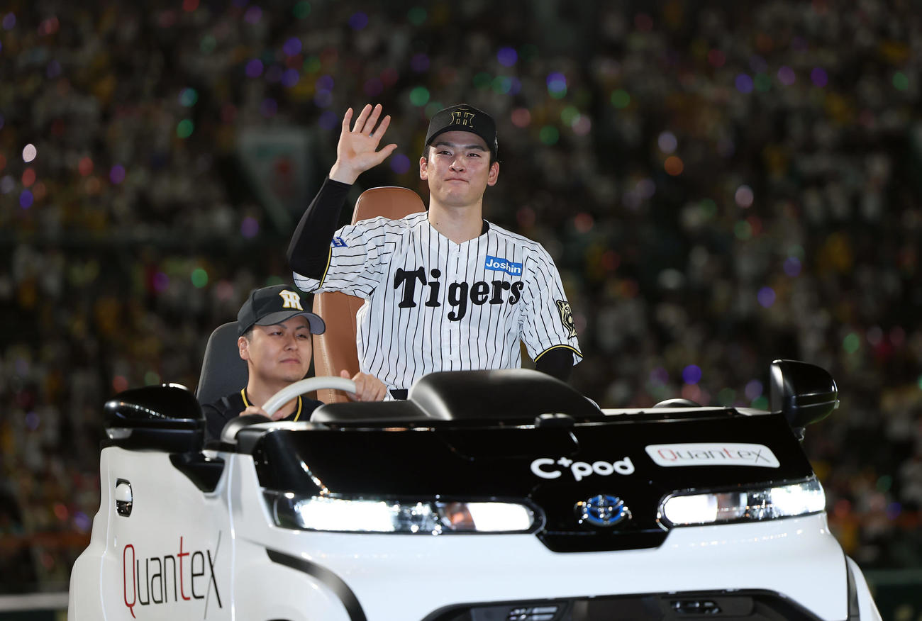 阪神対DeNA DeNAに勝利し、ファンの声援に応える阪神高寺（撮影・前田充）