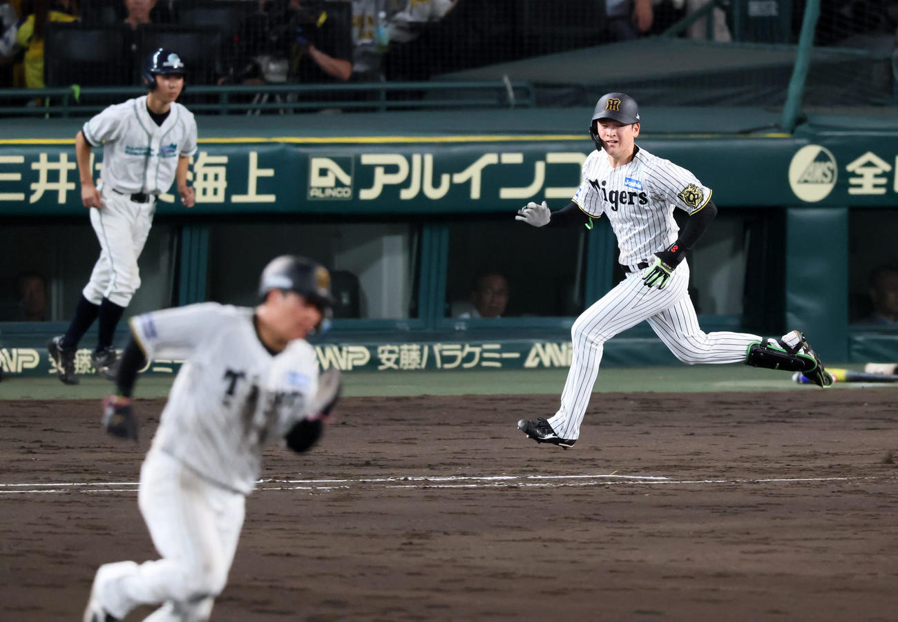 阪神対DeNA 4回裏阪神2死一、二塁、高寺は右前適時打を放つ（撮影・加藤哉）