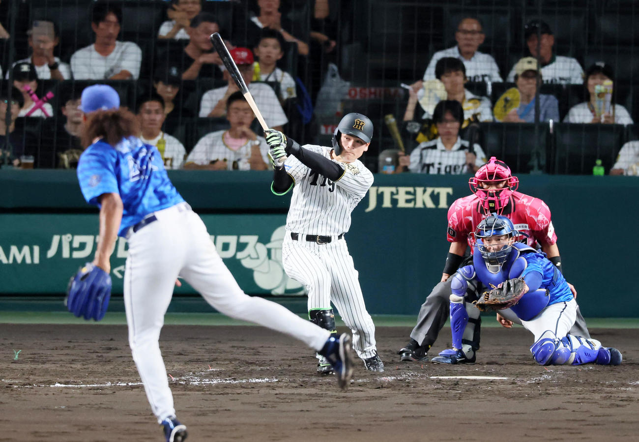阪神対DeNA 4回裏阪神2死一、二塁、高寺は右前適時打を放つ。投手ジャクソン（撮影・加藤哉）