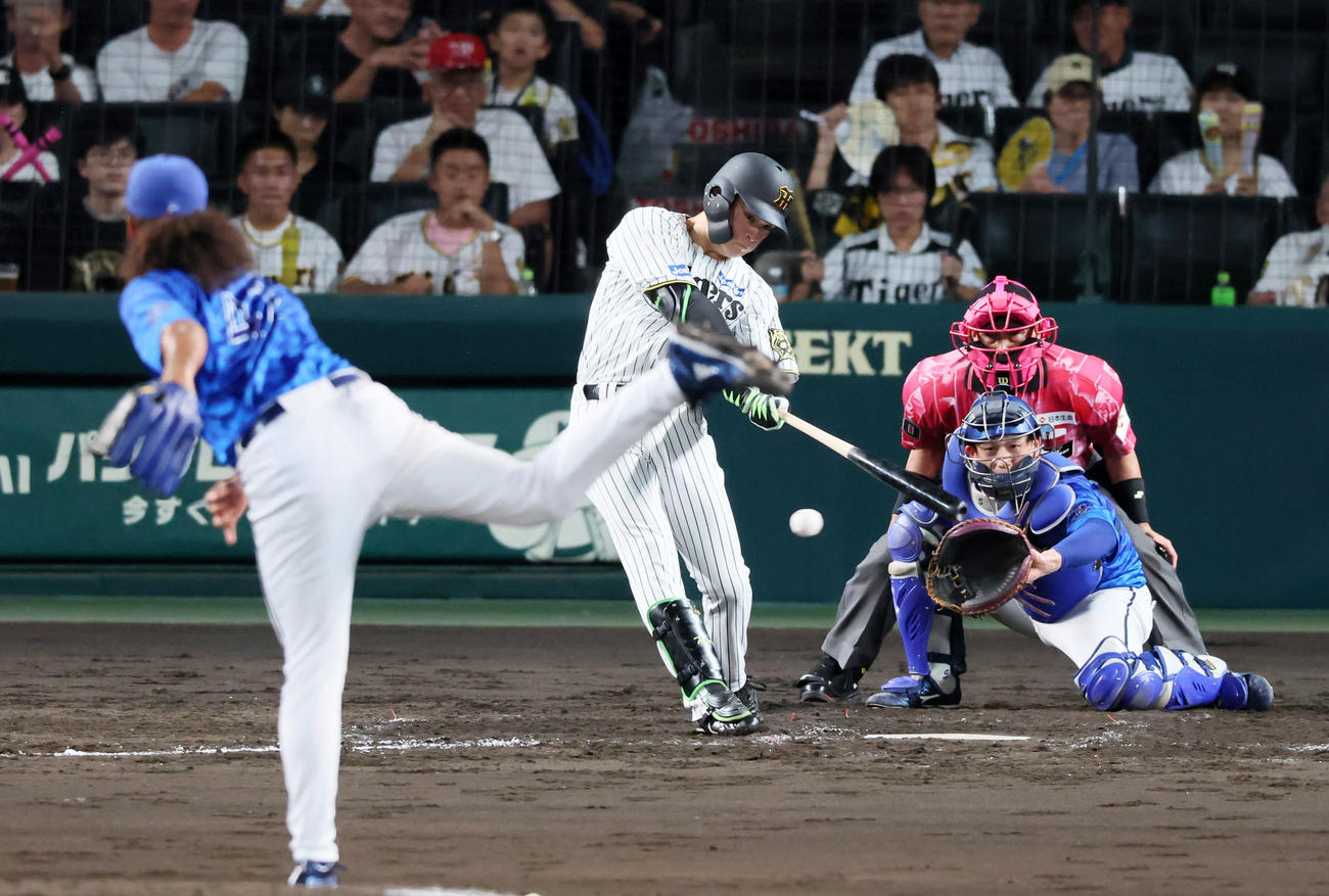 阪神対DeNA 4回裏阪神2死一、二塁、高寺は右前適時打を放つ。投手ジャクソン（撮影・加藤哉）