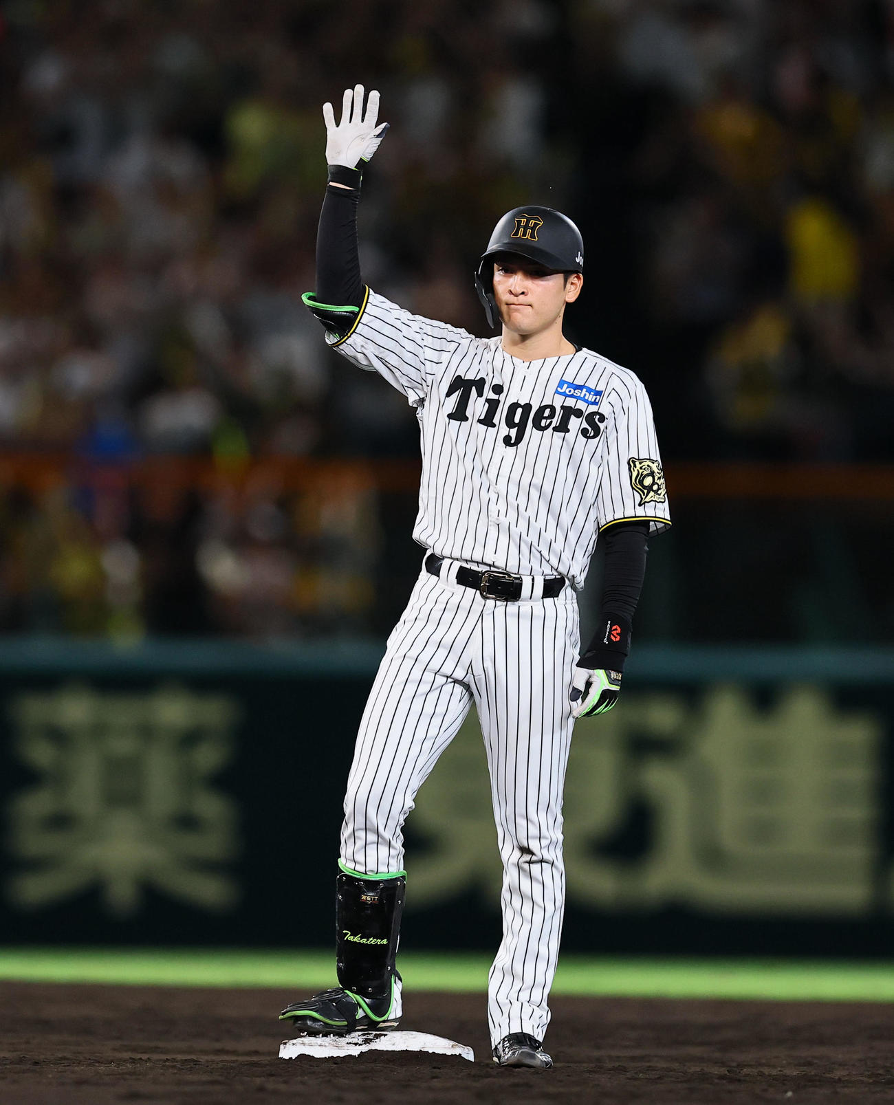 阪神対DeNA 4回裏阪神2死一、二塁、高寺は右前に適時打を放ちポーズをとる（撮影・藤尾明華）