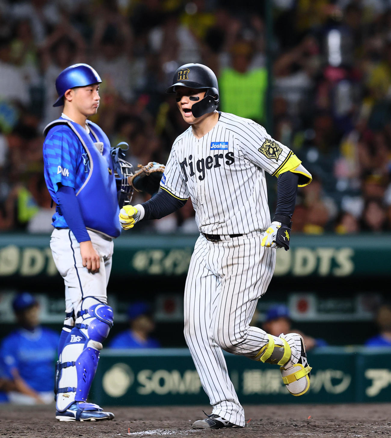 阪神対DeNA 5回裏阪神2死、森下は左中間に本塁打を放ち生還する（撮影・藤尾明華）