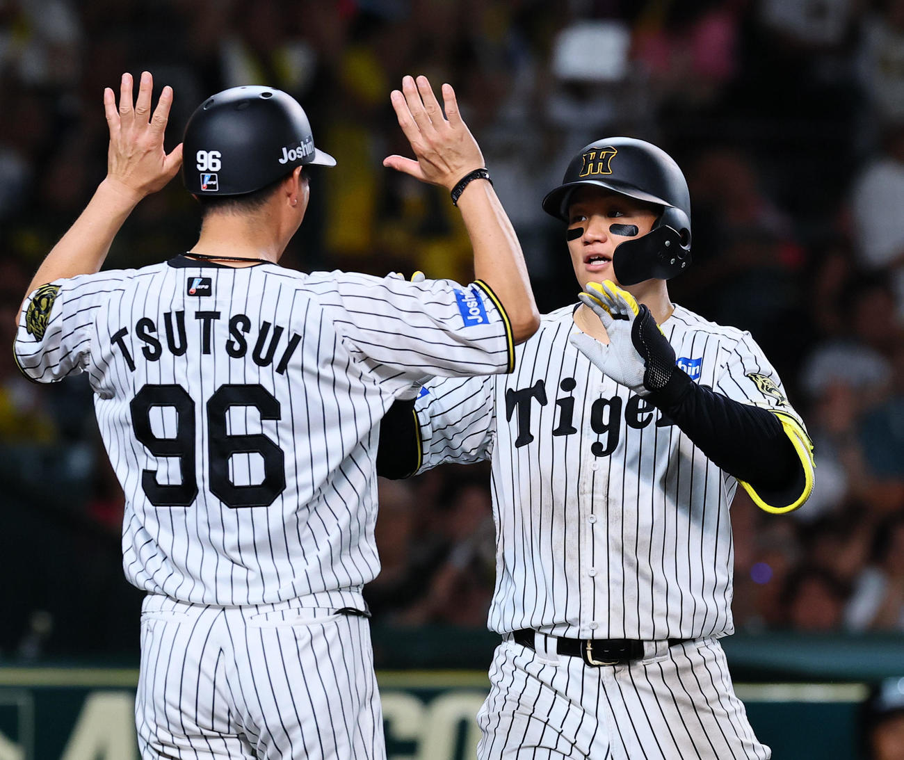 阪神対DeNA 5回裏阪神2死、森下は左中間に本塁打を放ち生還する（撮影・藤尾明華）
