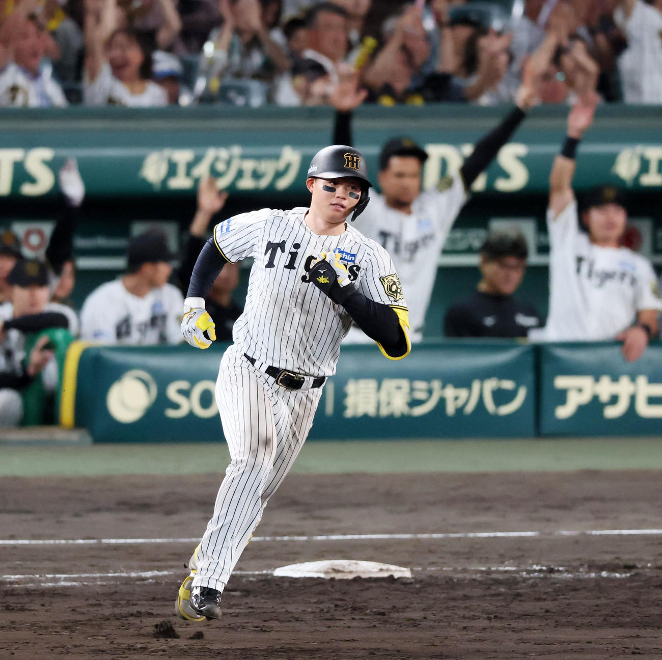 阪神対DeNA 5回裏阪神2死、森下は左越えソロ本塁打を放ちダイヤモンドを1周する（撮影・加藤哉）