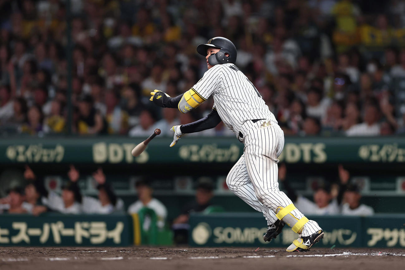 阪神対DeNA 5回裏阪神2死、左中間へ本塁打を放つ森下（撮影・前田充）