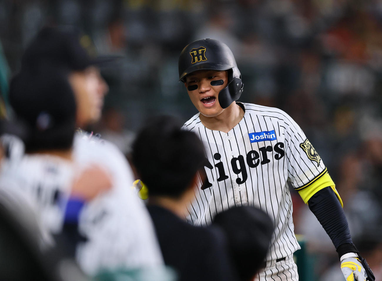 阪神対DeNA 5回裏阪神2死、森下は左中間に本塁打を放ち、ナインとタッチを交わす（撮影・藤尾明華）