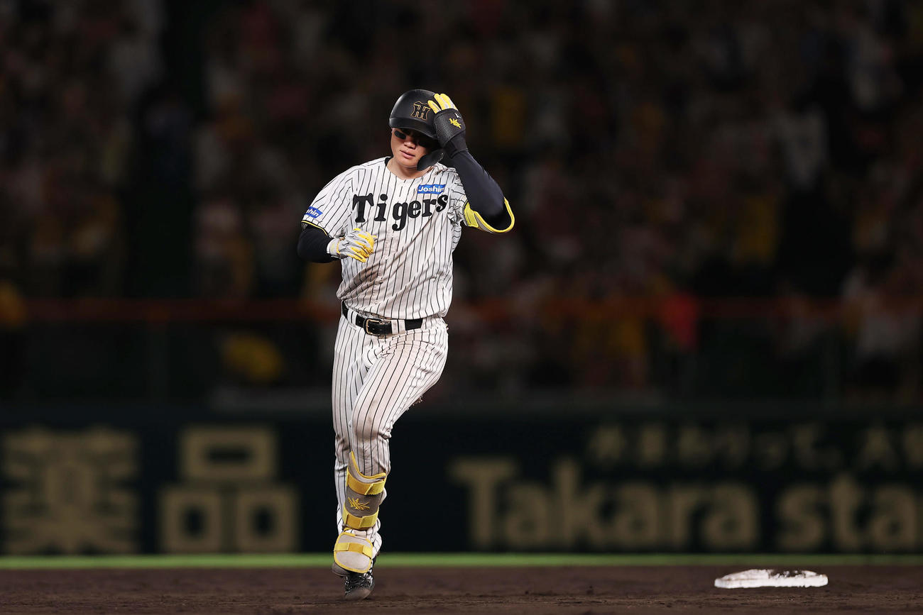 阪神対DeNA 5回裏阪神2死、左中間へ本塁打を放ちダイヤモンドをまわる森下（撮影・前田充）