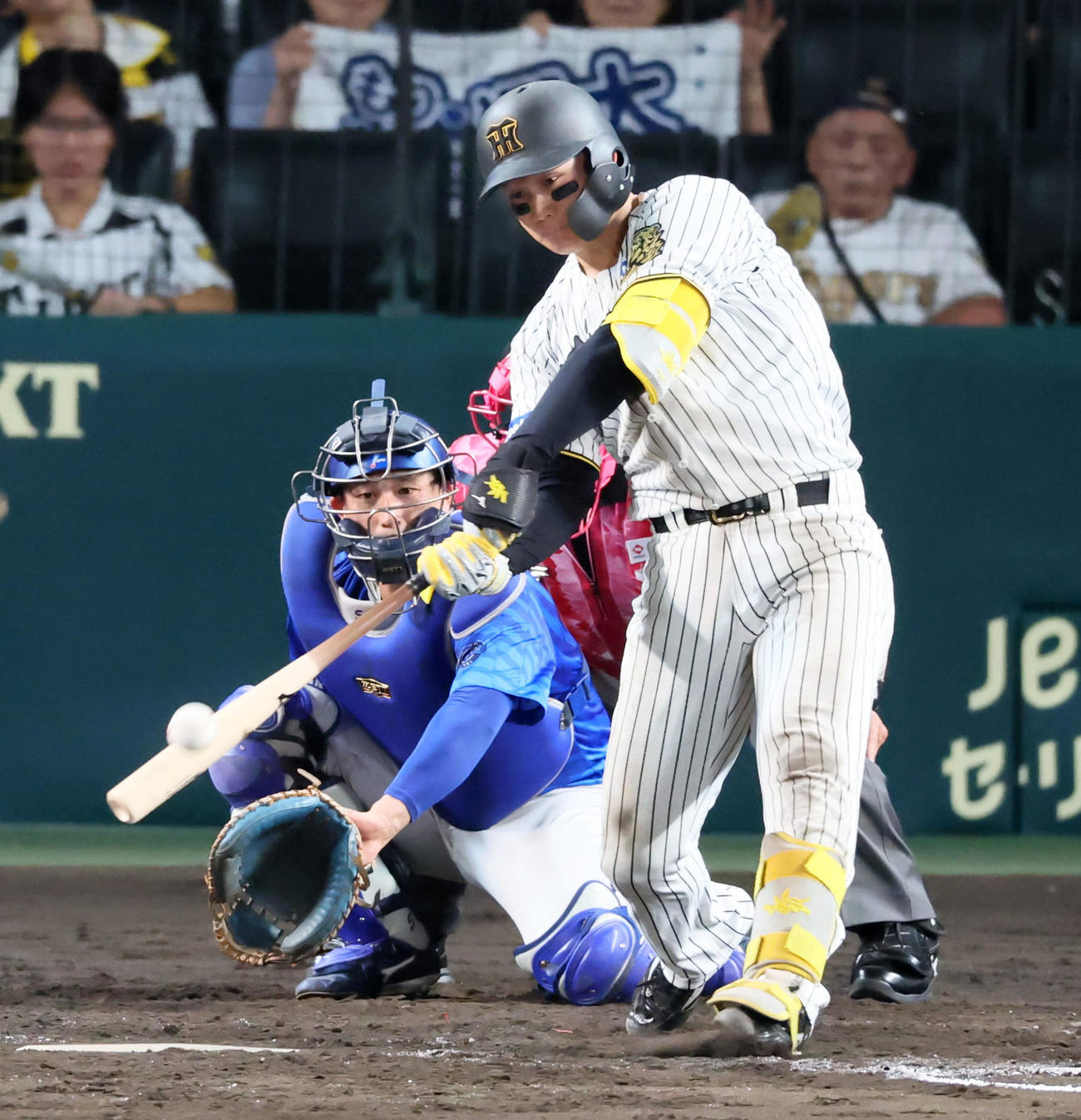 阪神対DeNA 5回裏阪神2死、森下は左越えソロ本塁打を放つ（撮影・加藤哉）