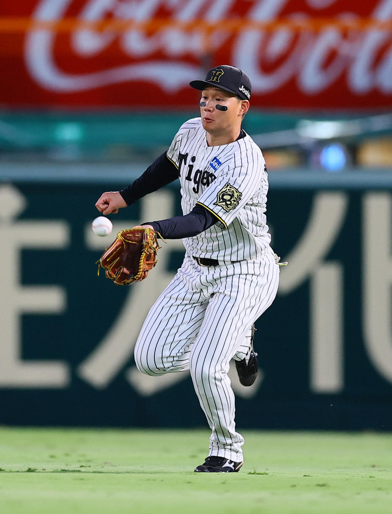 阪神対DeNA 1回表DeNA1死一、三塁、筒香の右飛を好捕する森下（撮影・藤尾明華）