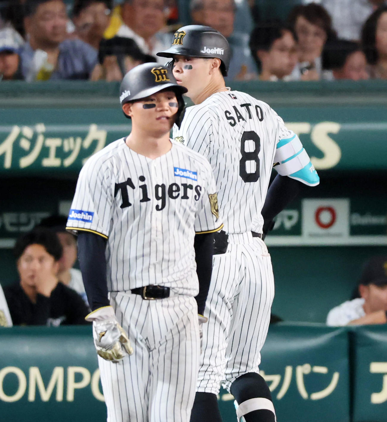阪神対DeNA 4回裏阪神無死一塁、佐藤輝は左飛を打ち上げる。左は一塁走者森下（撮影・加藤哉）