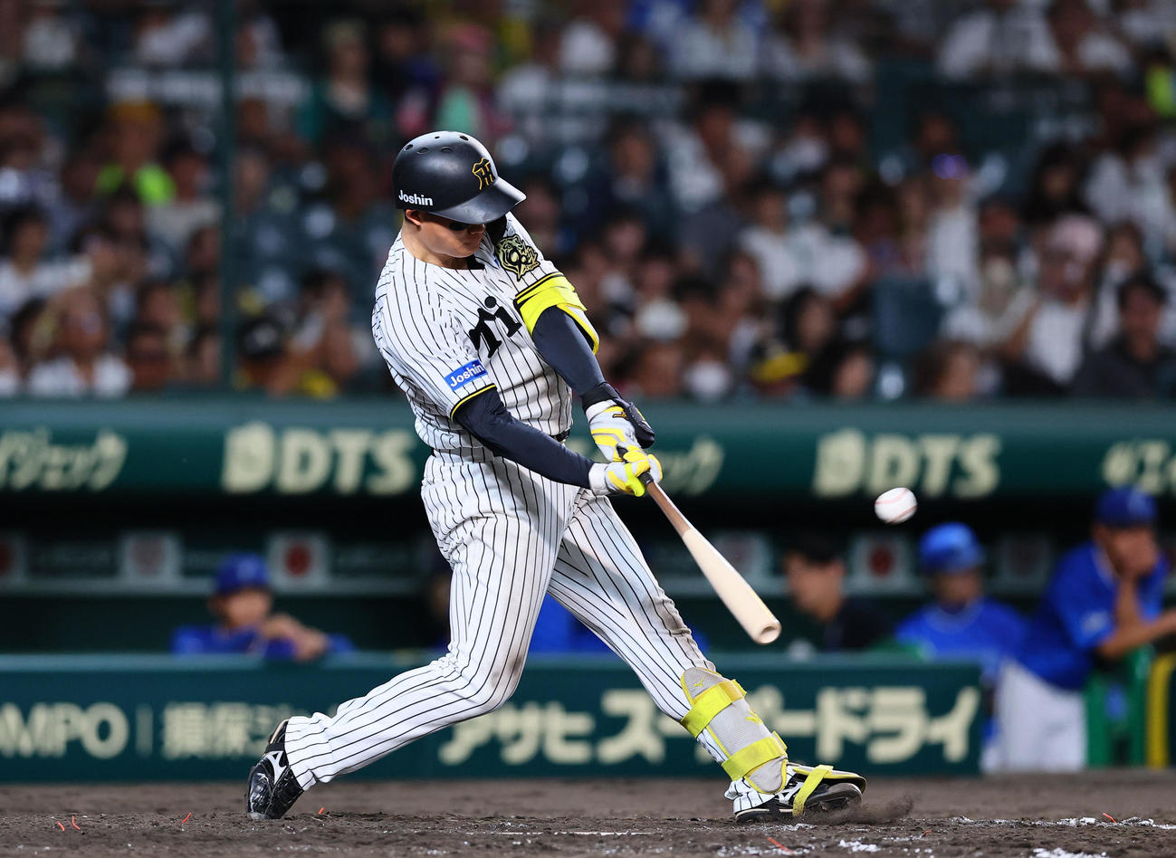 阪神対DeNA 5回裏阪神2死、森下は左中間に本塁打を放つ（撮影・藤尾明華）
