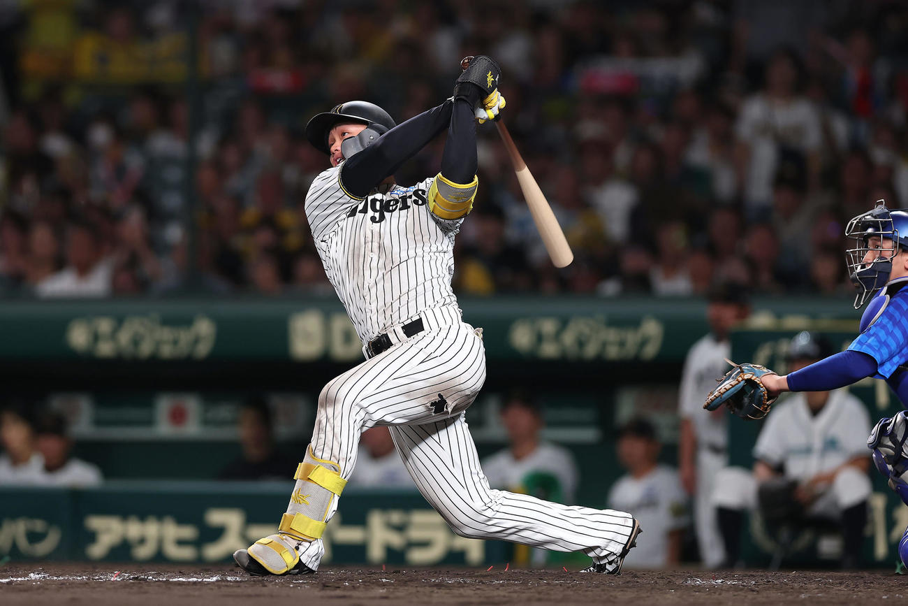 阪神対DeNA 5回裏阪神2死、左中間へ本塁打を放つ森下（撮影・前田充）