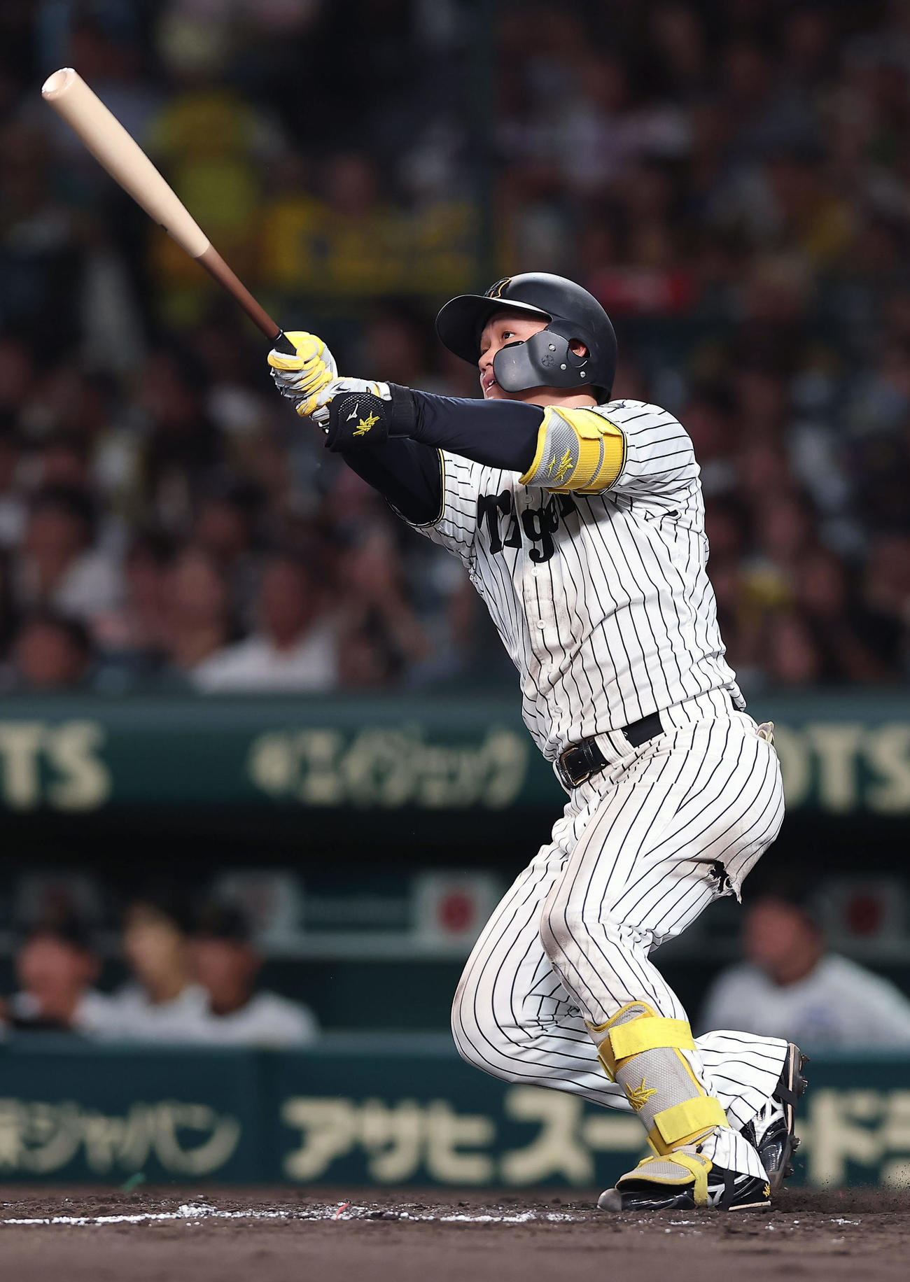 阪神対DeNA 5回裏阪神2死、左中間へ本塁打を放つ森下（撮影・前田充）