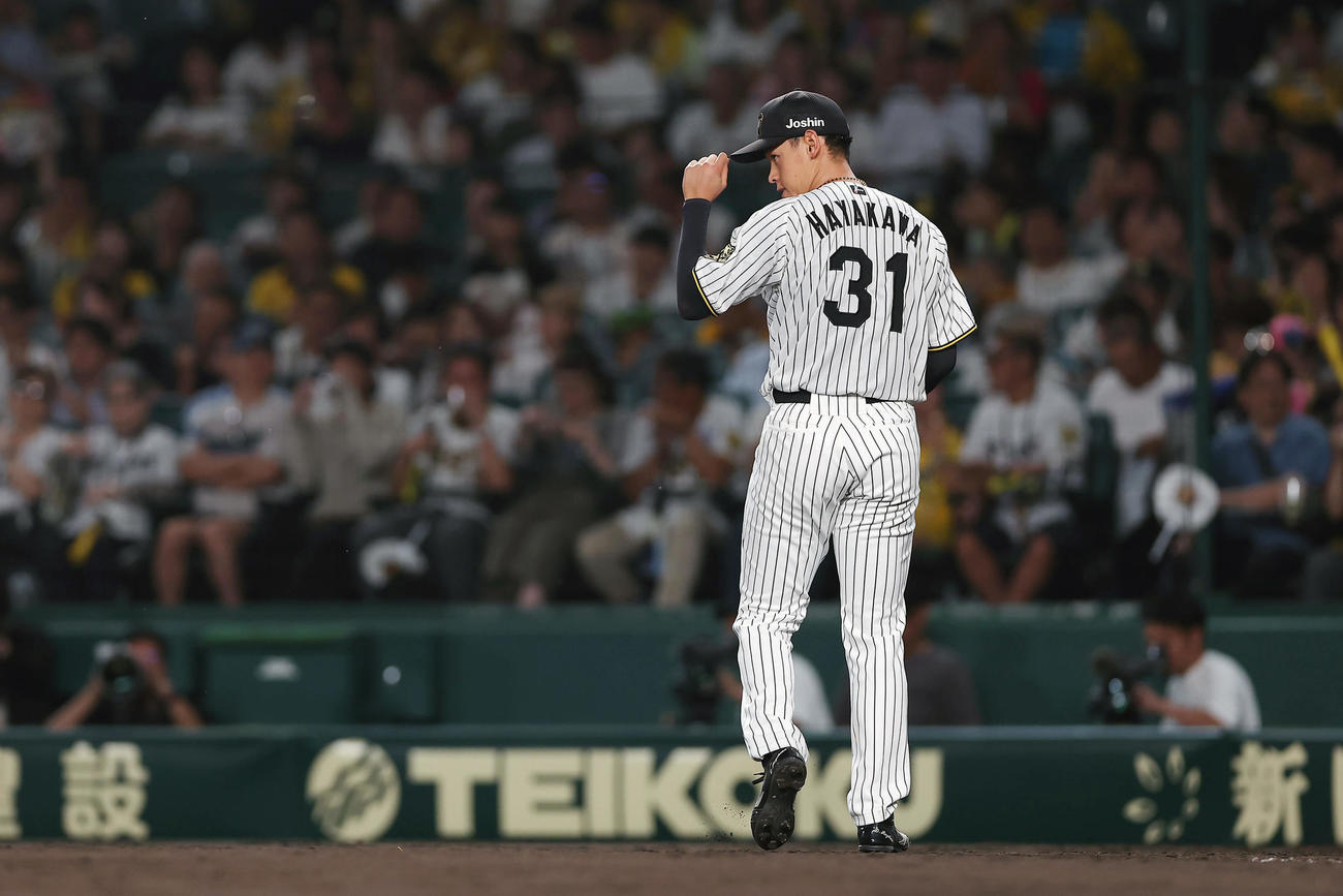 阪神対DeNA 5回表のDeNA打線を抑え、ベンチへ戻る阪神早川（撮影・前田充）