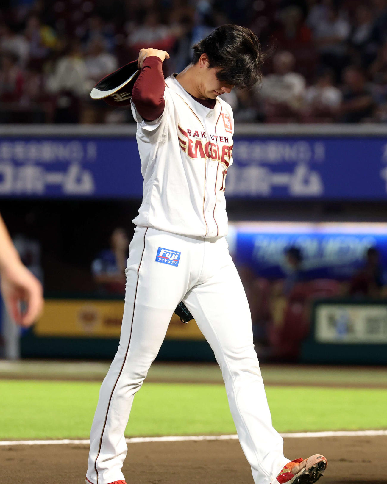 楽天対西武　7回表西武1死一、二塁、降板を告げられ悔しそうにベンチに戻る古謝（撮影・浅見桂子）