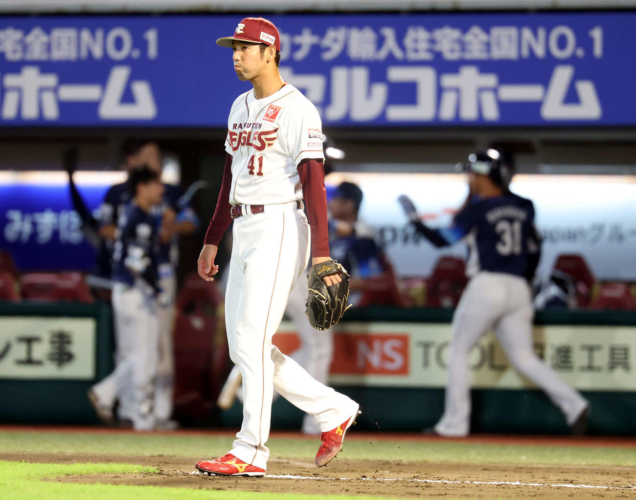 楽天対西武　7回表西武1死二、三塁、山村に適時打を放許し、がっくりの加治屋（撮影・浅見桂子）