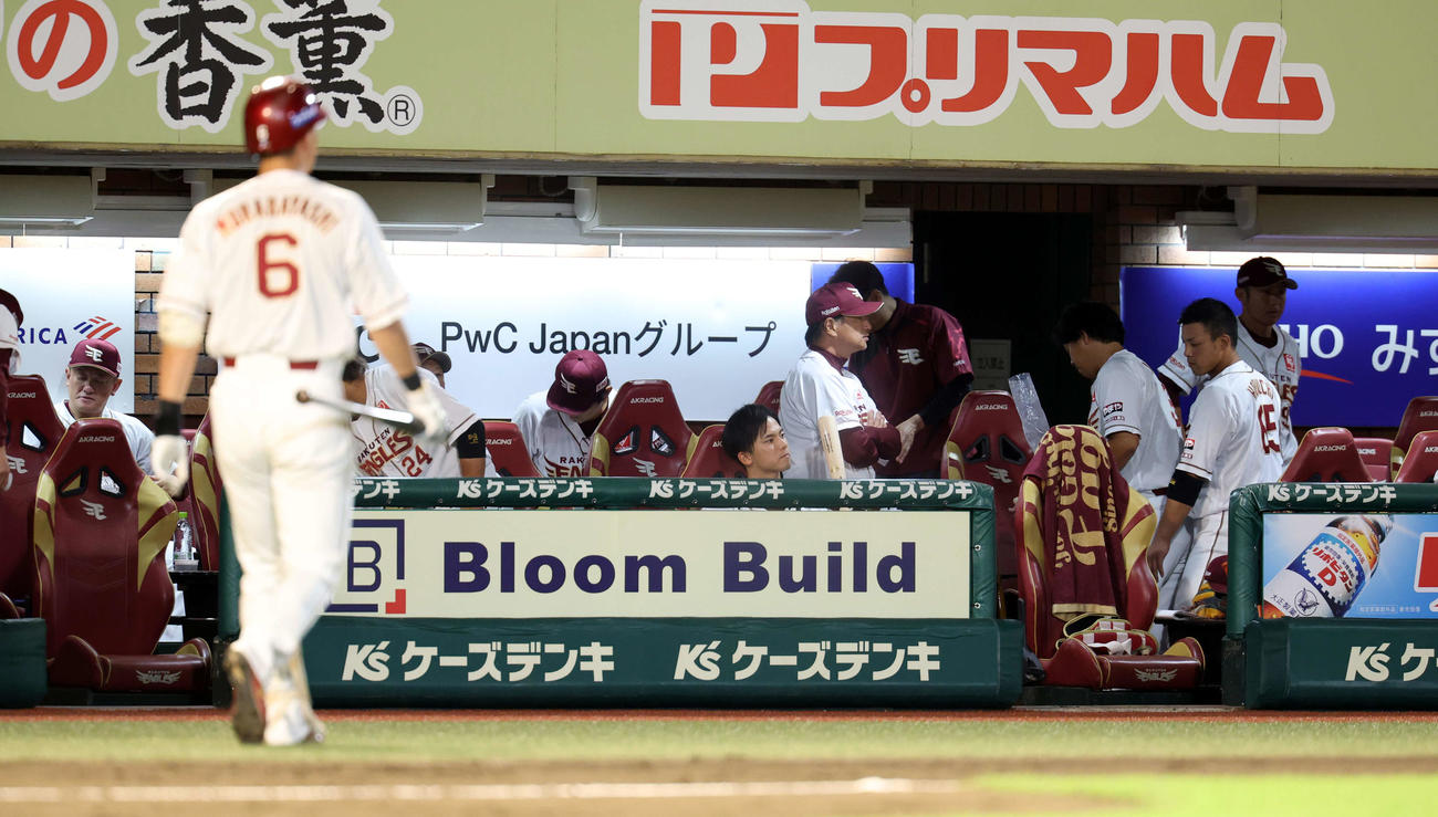 楽天対西武　9回裏楽天2死一、二塁、村林（手前）が三振に倒れ、がっくり引き揚げる楽天ナイン（撮影・浅見桂子）