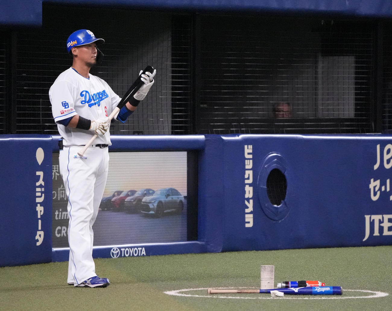 中日対ヤクルト　1回裏中日2死一塁、打席を待つ中田（撮影・森本幸一）