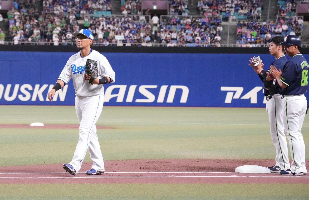 中日対ヤクルト　2回表ヤクルト1死一塁、中田（左）は交代する（撮影・森本幸一）