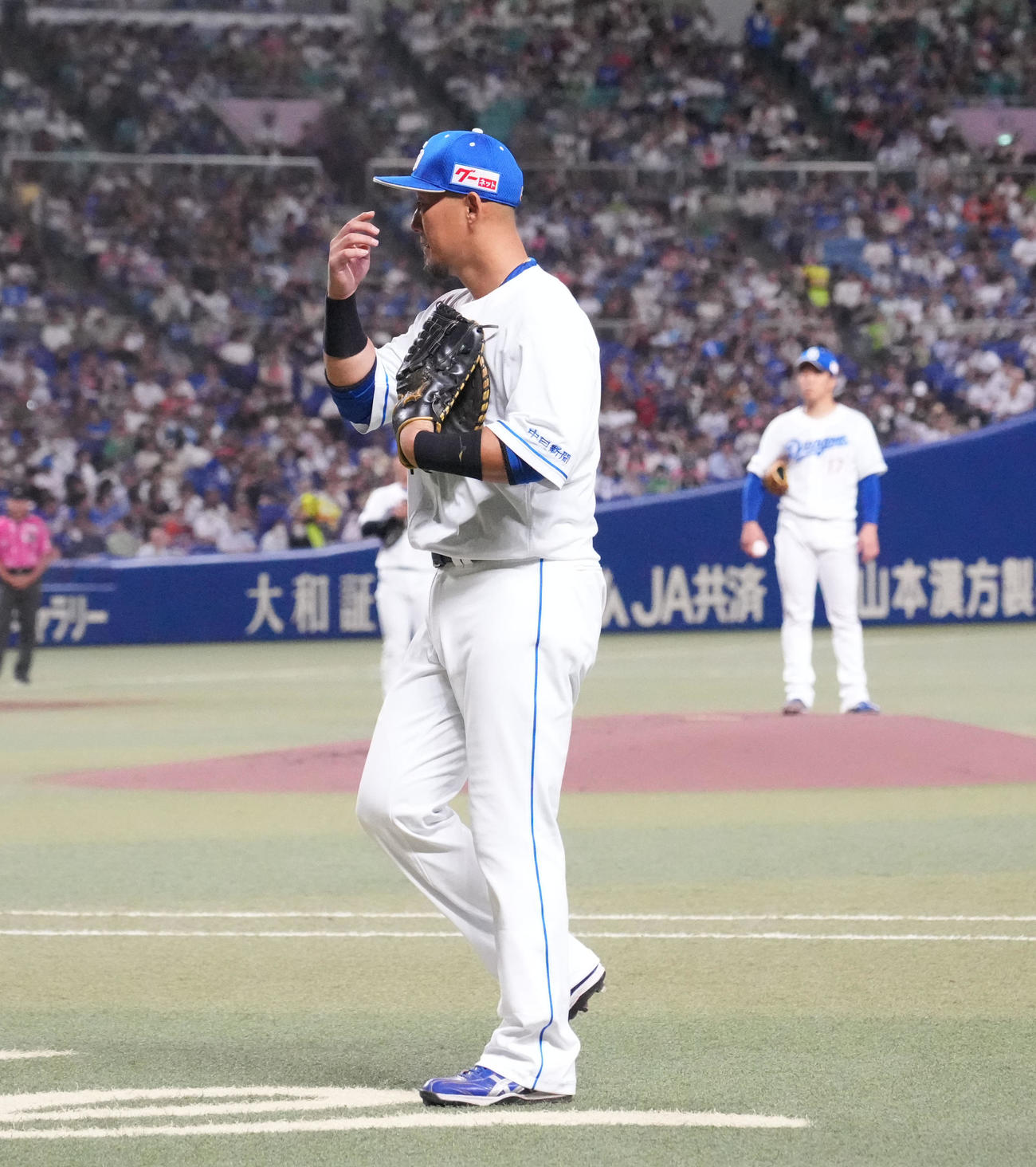 中日対ヤクルト　2回表ヤクルト1死一塁、中田は交代しベンチへ向かう（撮影・森本幸一）