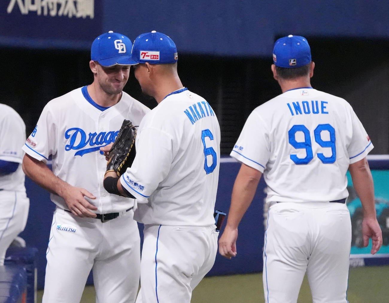 中日対ヤクルト　2回表ヤクルト1死一塁、中田（中央）は交代しベンチへ戻る（撮影・森本幸一）