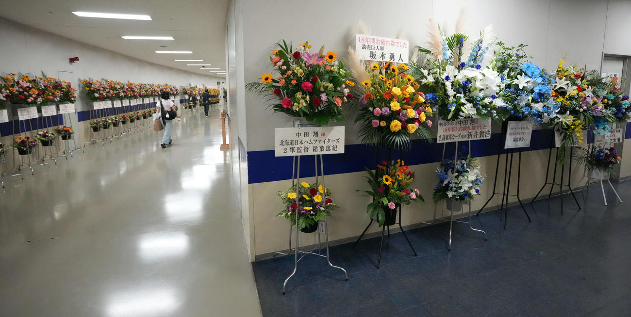 中日対ヤクルト　引退する中田へ届いた多くの花束（撮影・森本幸一）