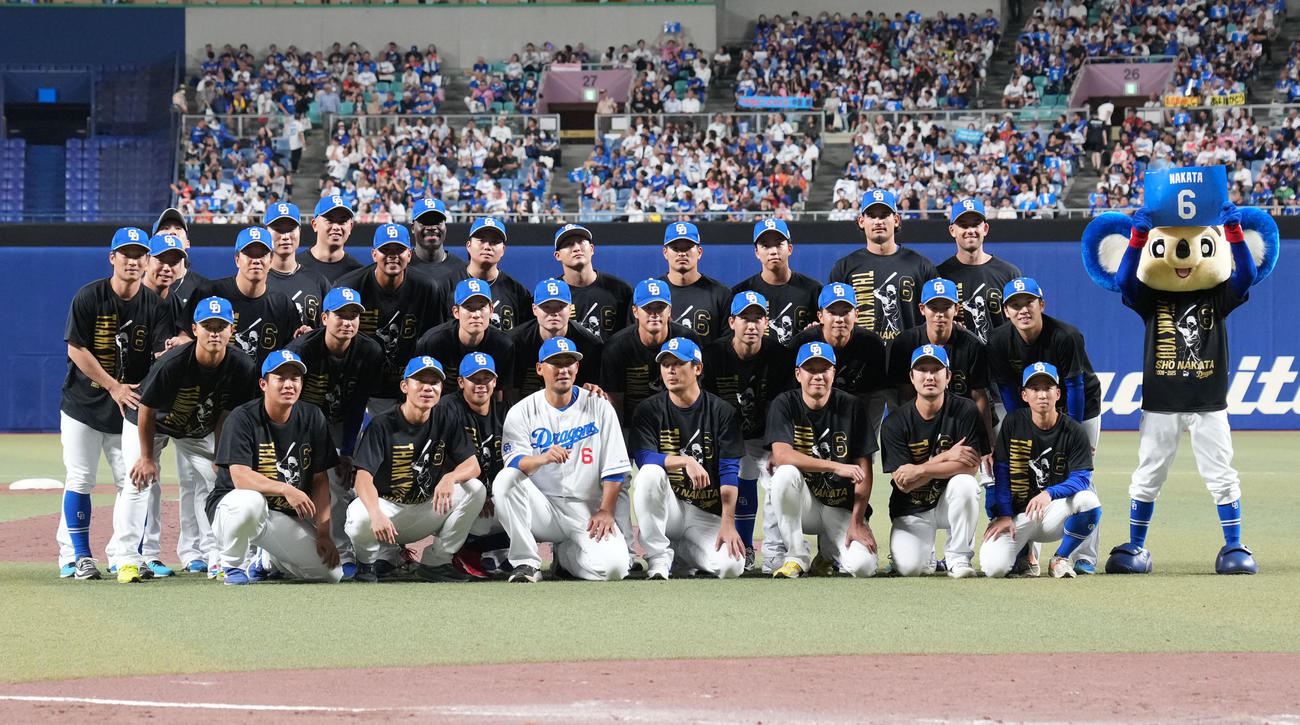 中日対ヤクルト　セレモニー終了後、中田（前列・左から4人目）はナインと記念写真に納まる（撮影・森本幸一）