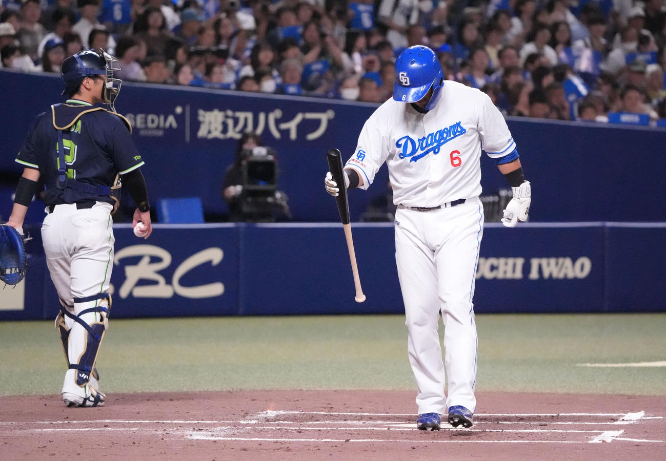 中日対ヤクルト　1回裏中日2死一塁、三振に倒れる中田（撮影・森本幸一）