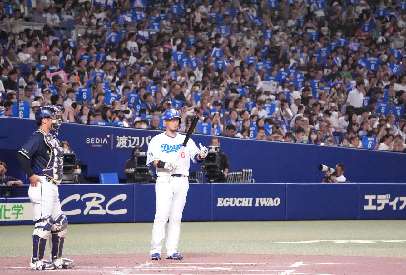 中日対ヤクルト　1回裏中日2死一塁、打席に向かう中田（撮影・森本幸一）