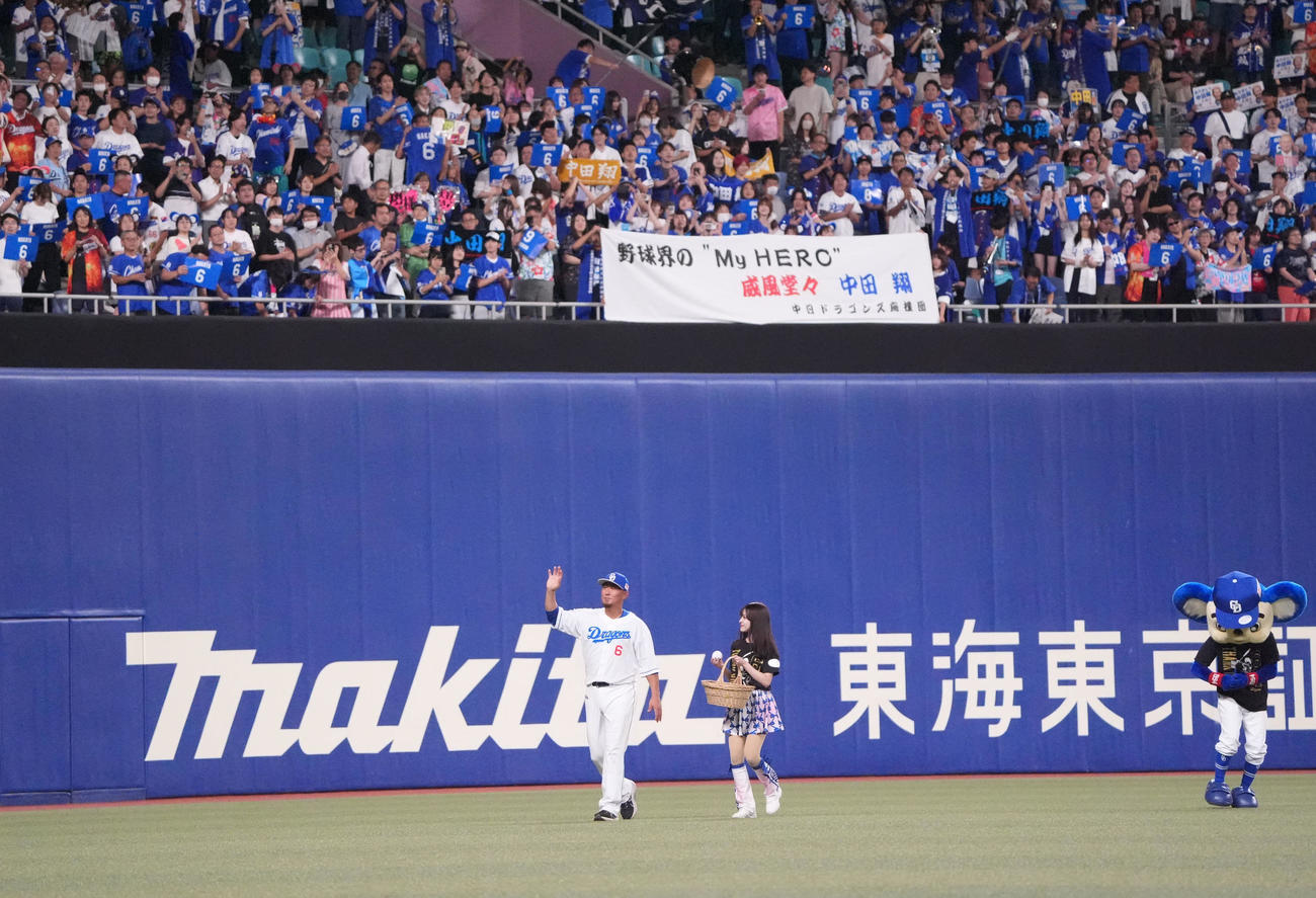 中日対ヤクルト　セレモニー終了後、中田は場内一周しファンの声援に応える（撮影・森本幸一）