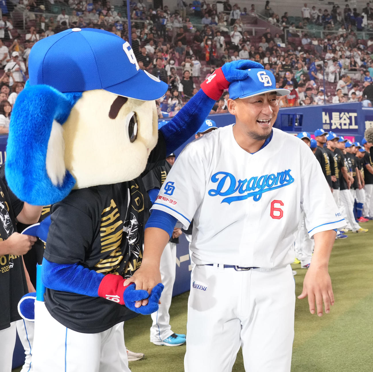 中日対ヤクルト　セレモニー終了後、中田（右）はドアラにねぎらいを受ける（撮影・森本幸一）