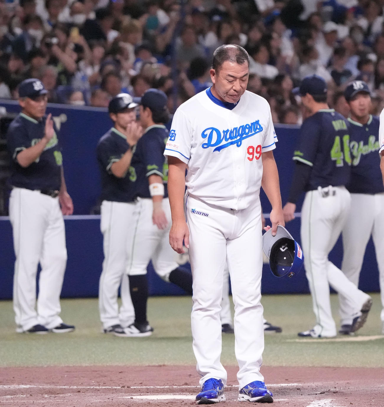 中日対ヤクルト　試合終了、スタンドの観客にあいさつをする井上監督（撮影・森本幸一）