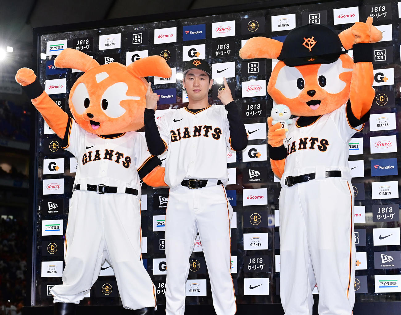 巨人対広島　今季11勝目を挙げお立ち台でポーズを決める巨人山崎（撮影・清水貴仁）