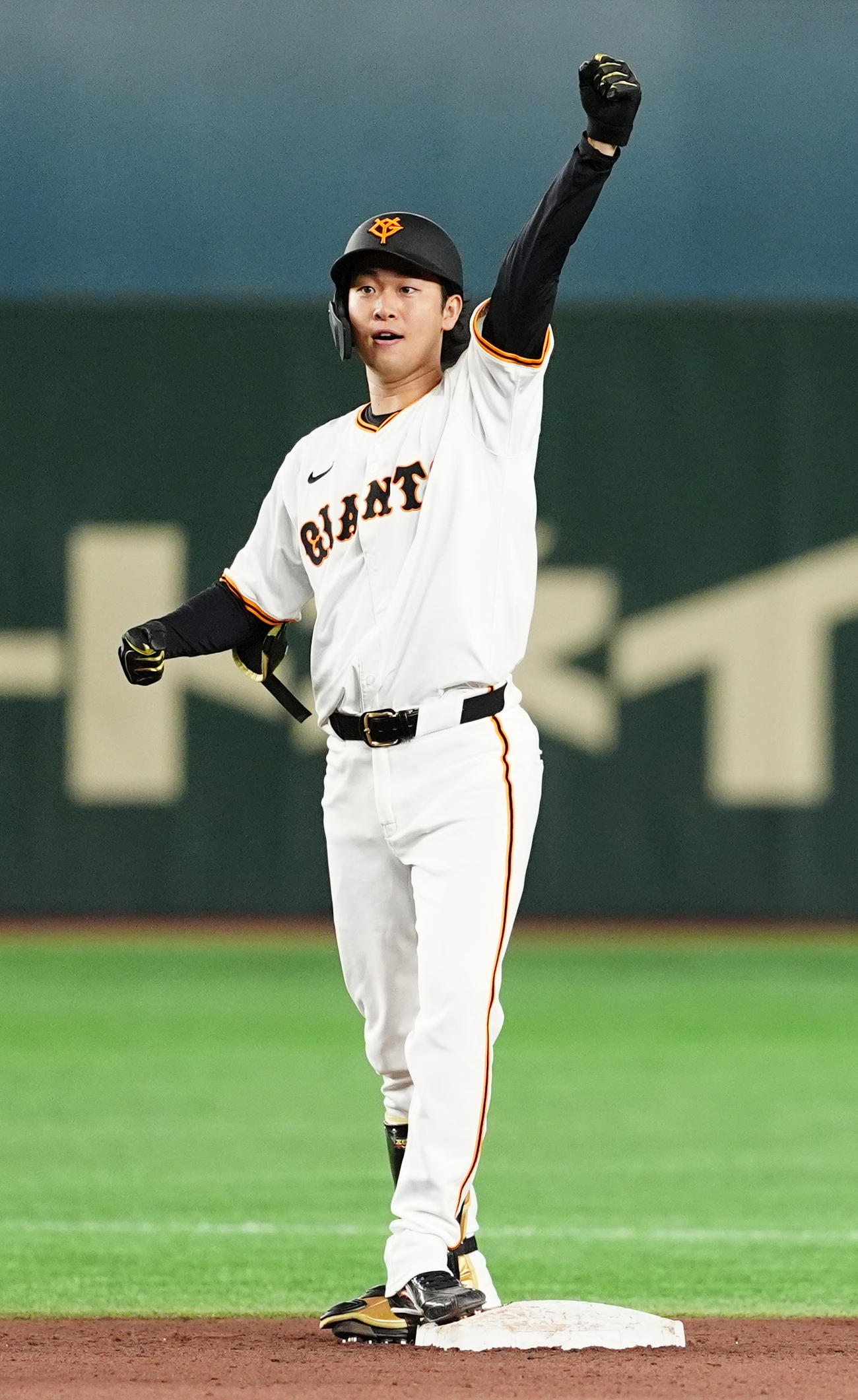 巨人対広島　4回裏巨人2死一、二塁、右翼線へ適時二塁打を放ち塁上でガッツポーズをみせる山崎（撮影・清水貴仁）