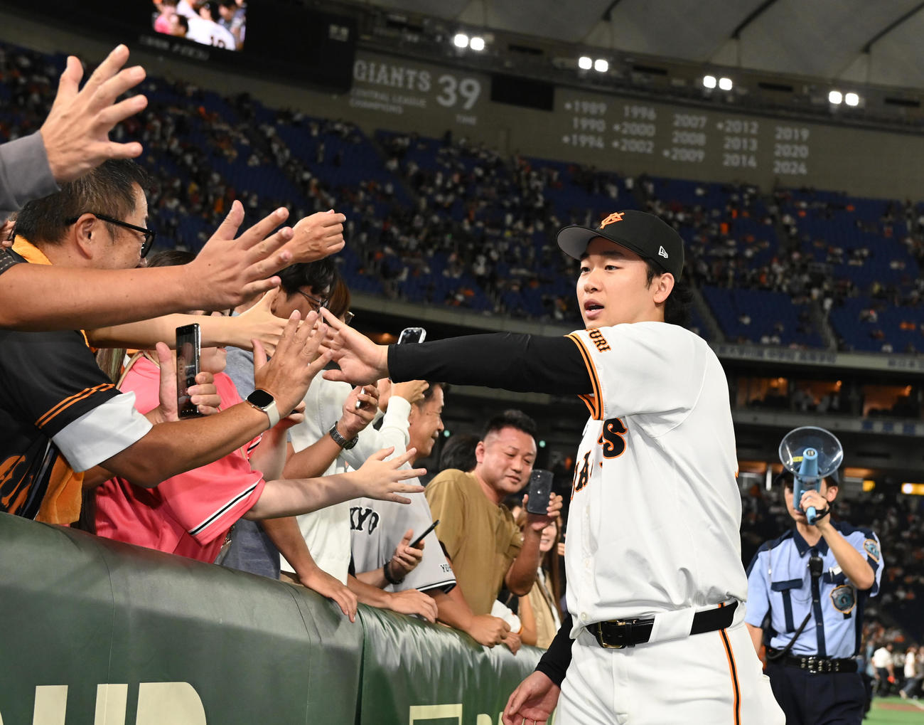 巨人対広島　試合後、ファンとタッチを交わす巨人山崎（撮影・清水貴仁）