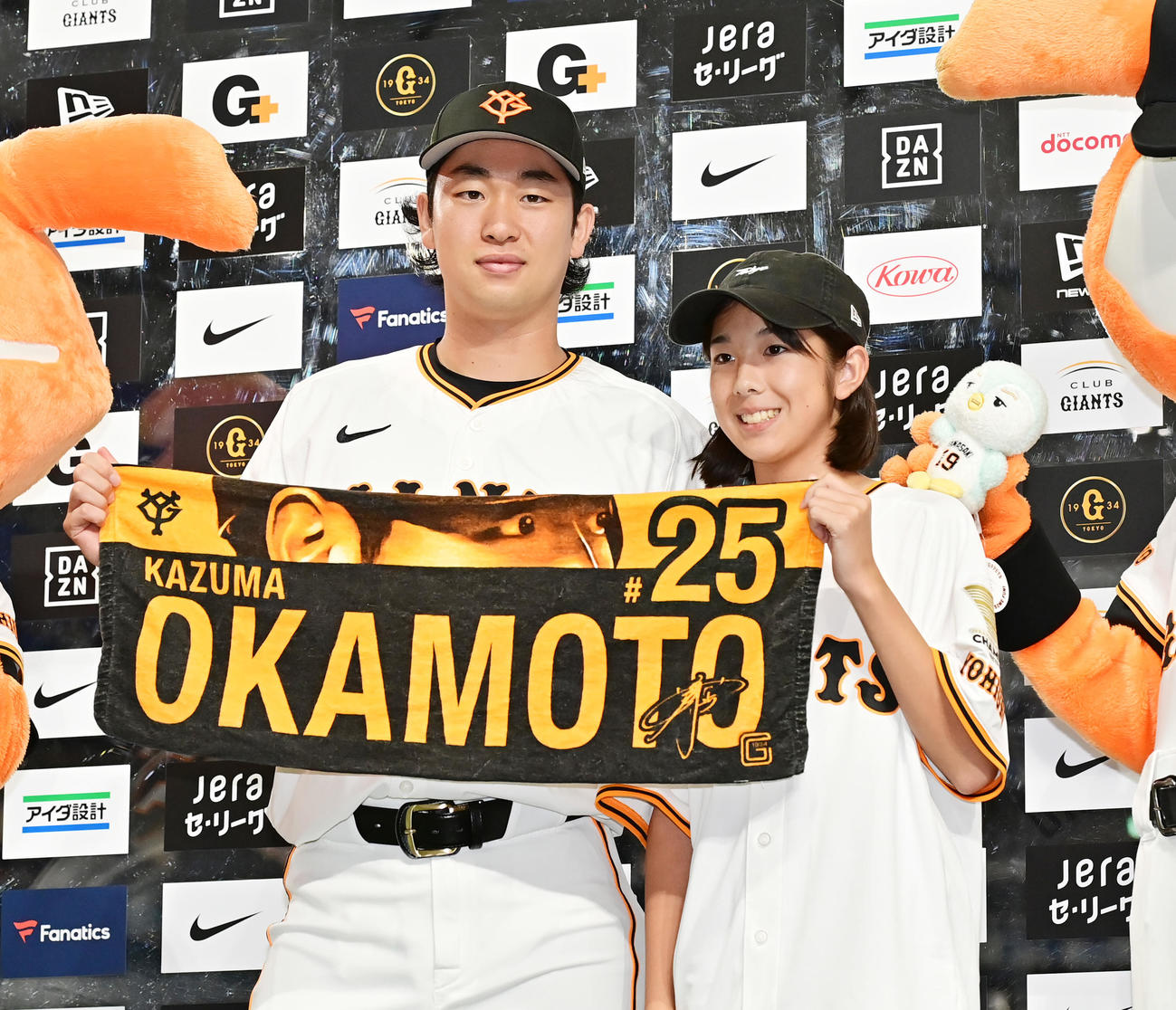 巨人対広島　試合後のお立ち台でファンと記念撮影する巨人山崎（撮影・清水貴仁）