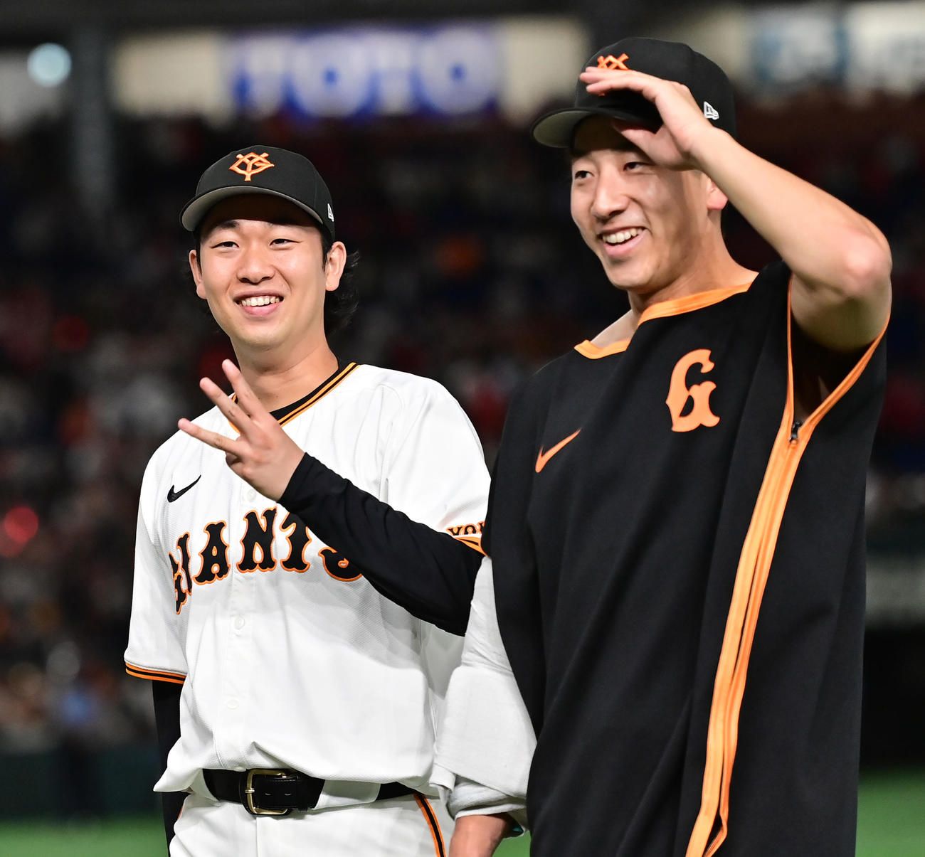巨人対広島　試合を終え巨人大勢（右）と笑顔で話す山崎（撮影・清水貴仁）