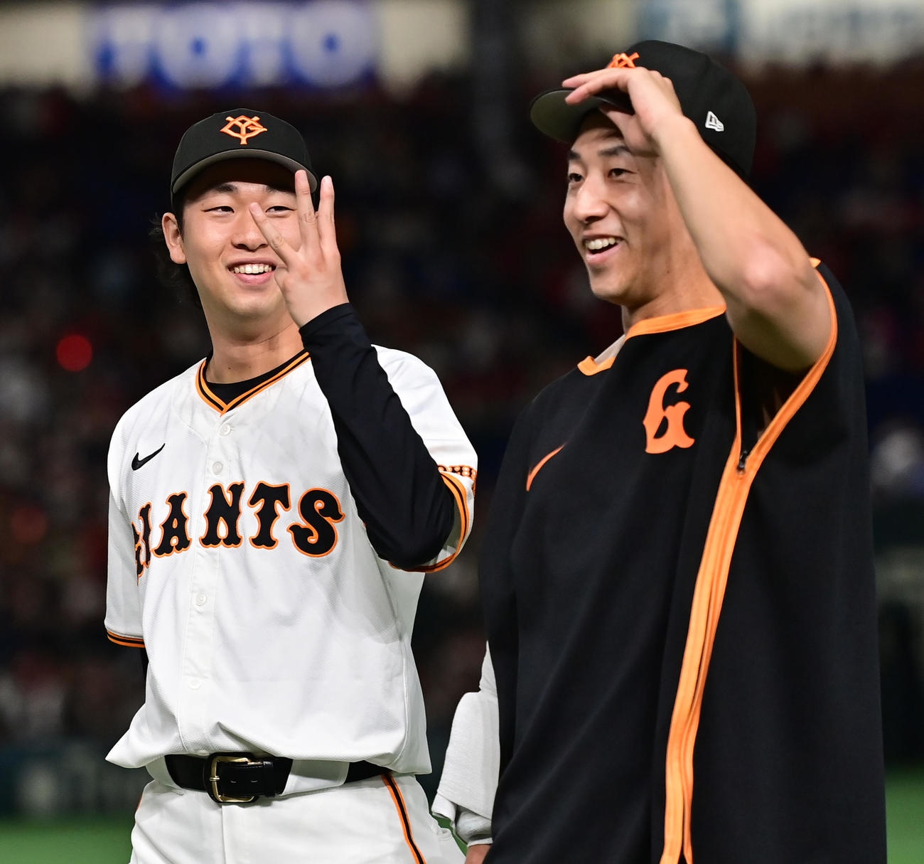 巨人対広島　試合を終え巨人大勢（右）と笑顔で話す山崎（撮影・清水貴仁）
