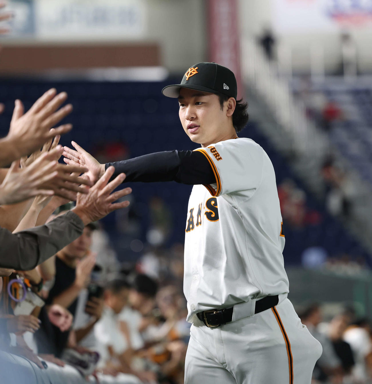 巨人対広島　勝利ファンとハイタッチをする山崎（撮影・増田悦実）