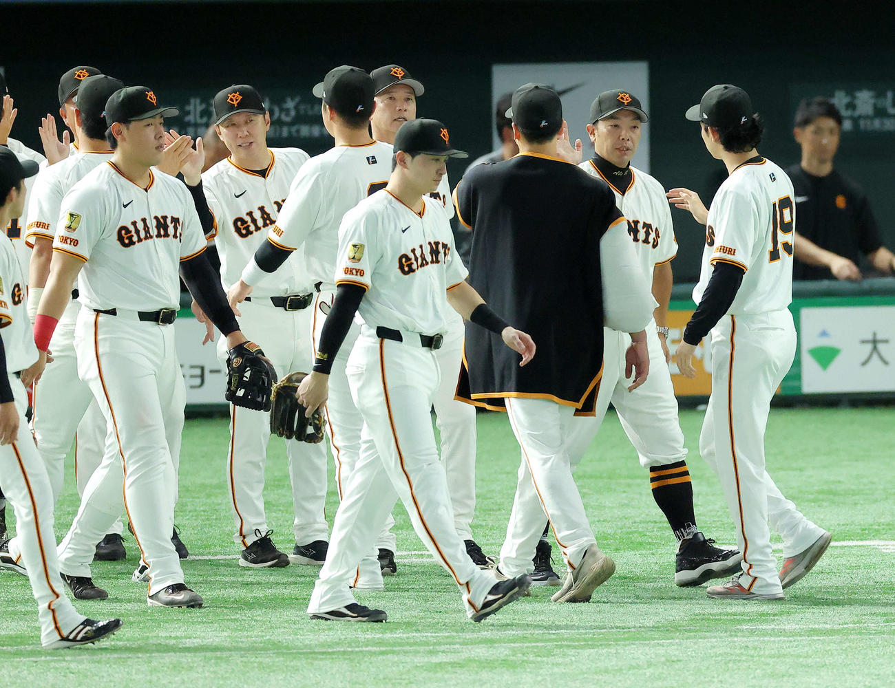 巨人対広島　広島に勝利し、山崎（右）らナインを迎える阿部監督（右から2人目）（撮影・河田真司）
