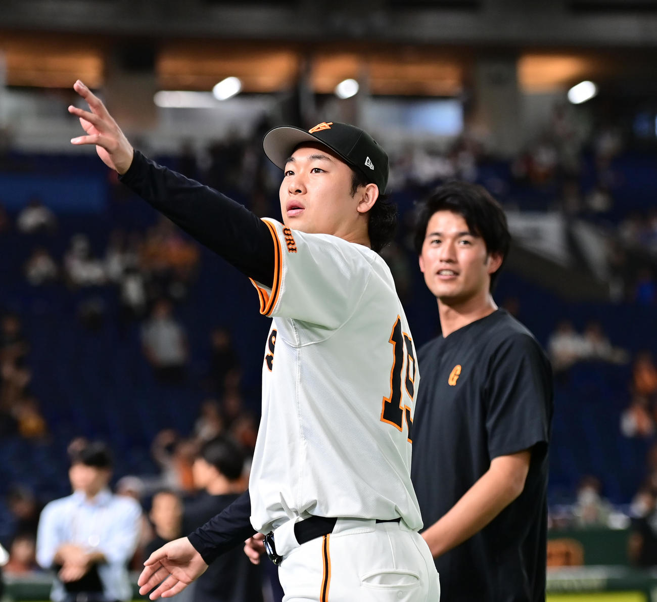巨人対広島　試合後、場内1周する巨人山崎（撮影・清水貴仁）