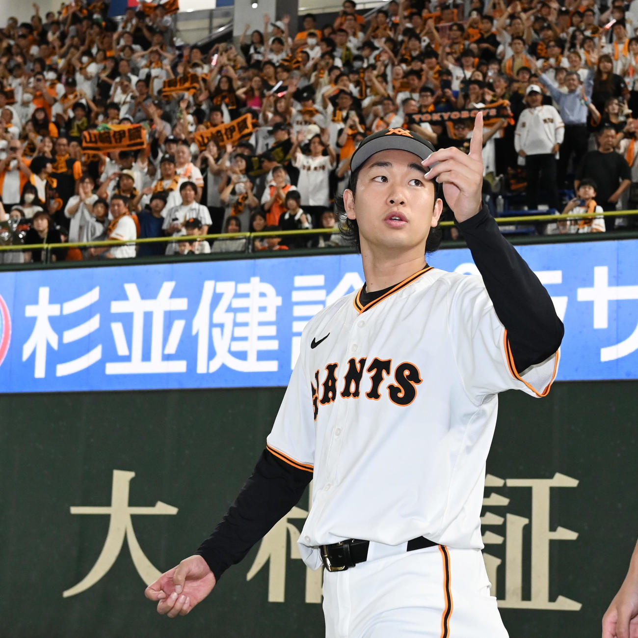 巨人対広島　試合後、場内1周する巨人山崎（撮影・清水貴仁）